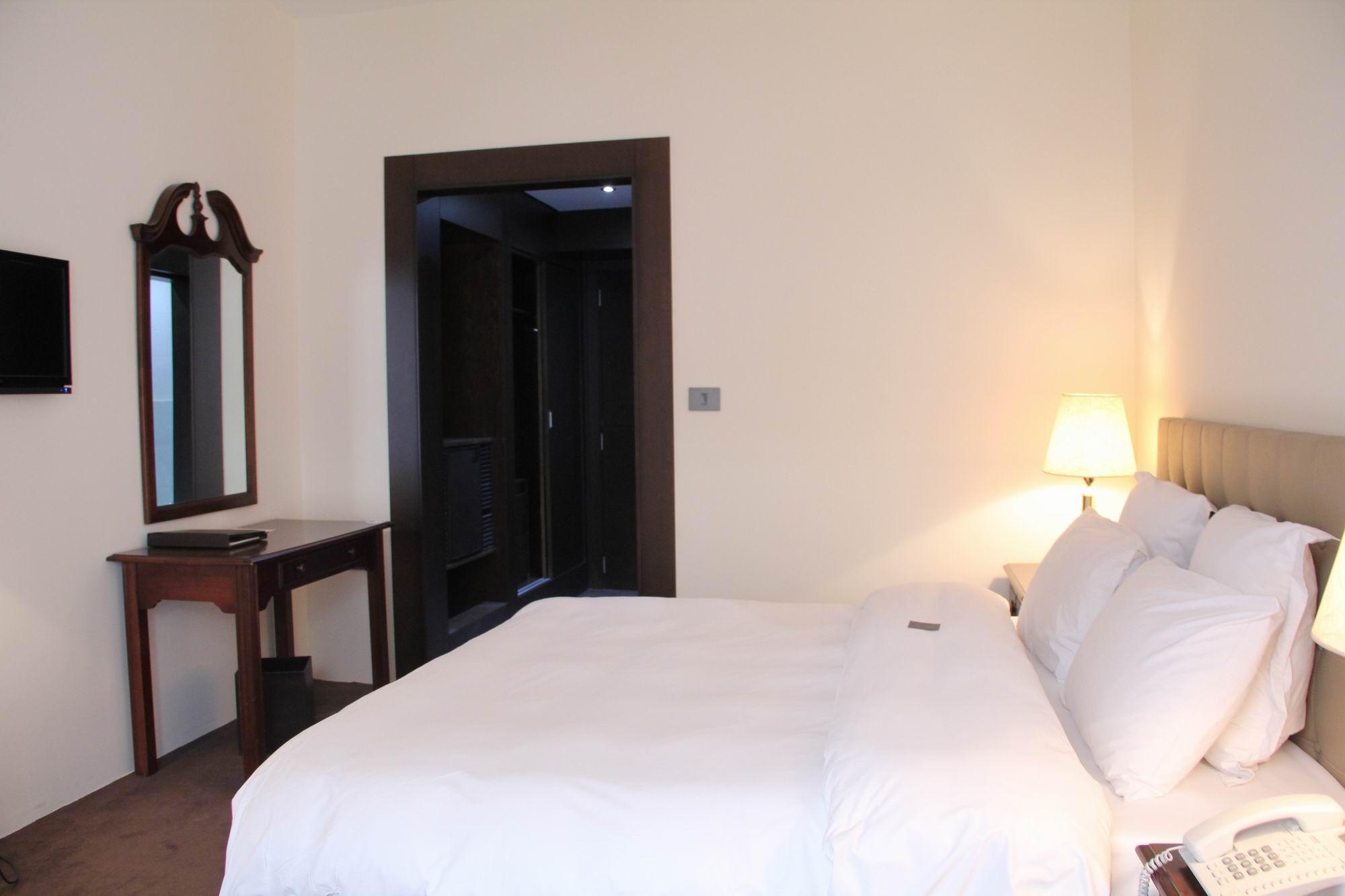 Napoleon Hotel Beirut Bagian luar foto